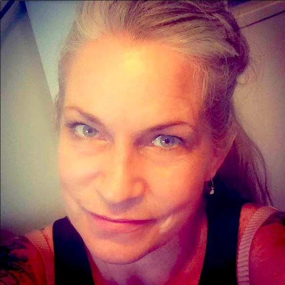 Meet your Posher, Cynthia from IDigNostalgia! - Picture 1 of 2